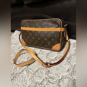 Louis Vuitton monogram crossbody bag size large authentic